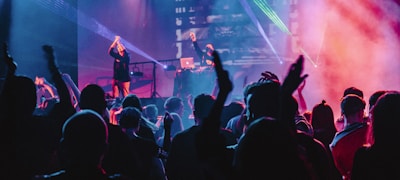 热闹的在线球迷社区，用户正在热烈讨论比赛和分享观点