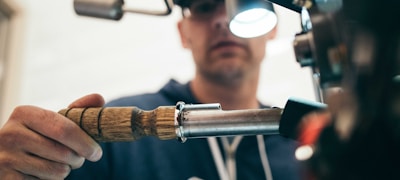 数据中心大屏幕显示各种体育赛事实时比分和分析图表